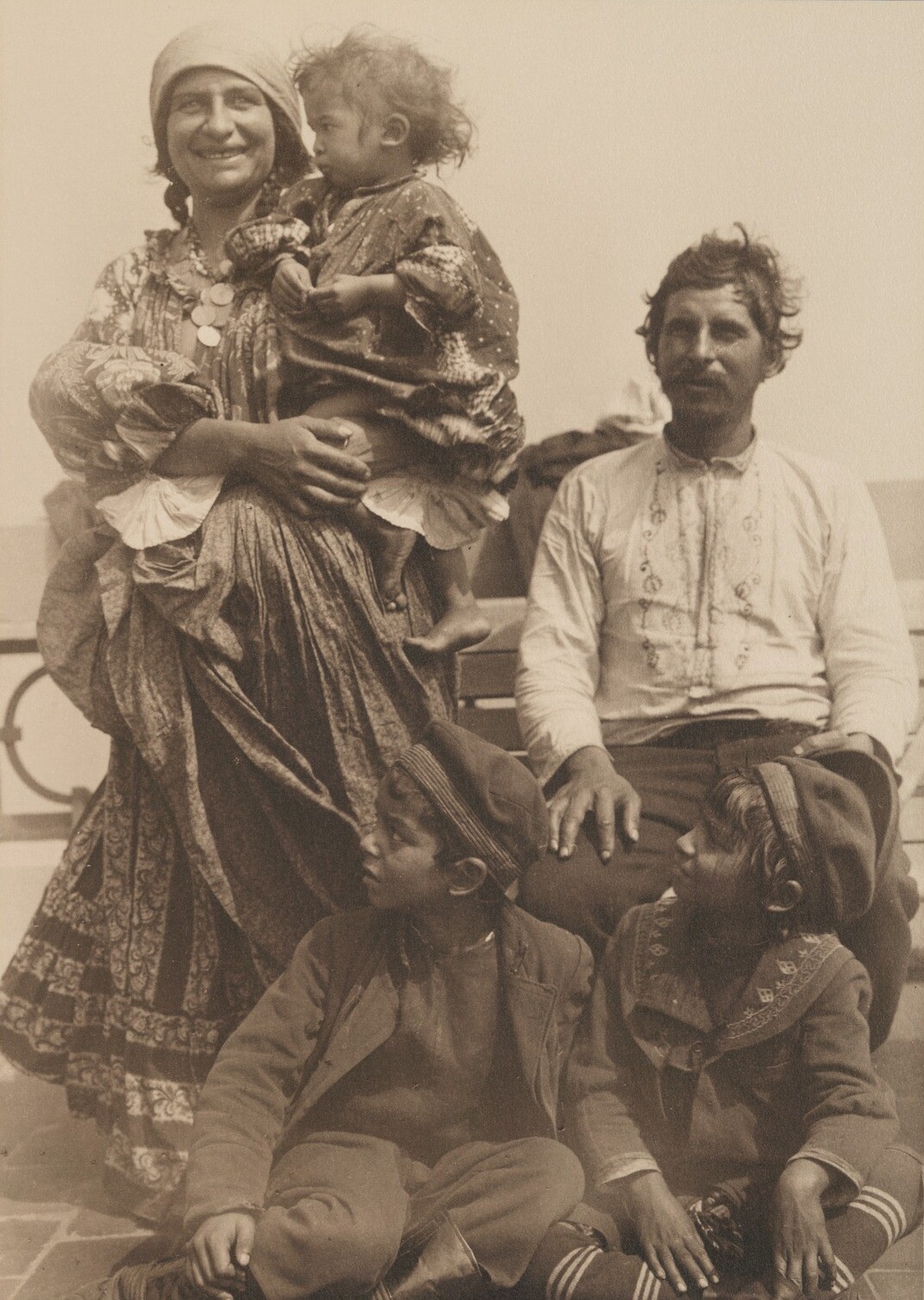 Цыганская семья. Иммиграционный пункт острова Эллис, Нью-Йорк, 1905. Фотограф Август Ф. Шерман