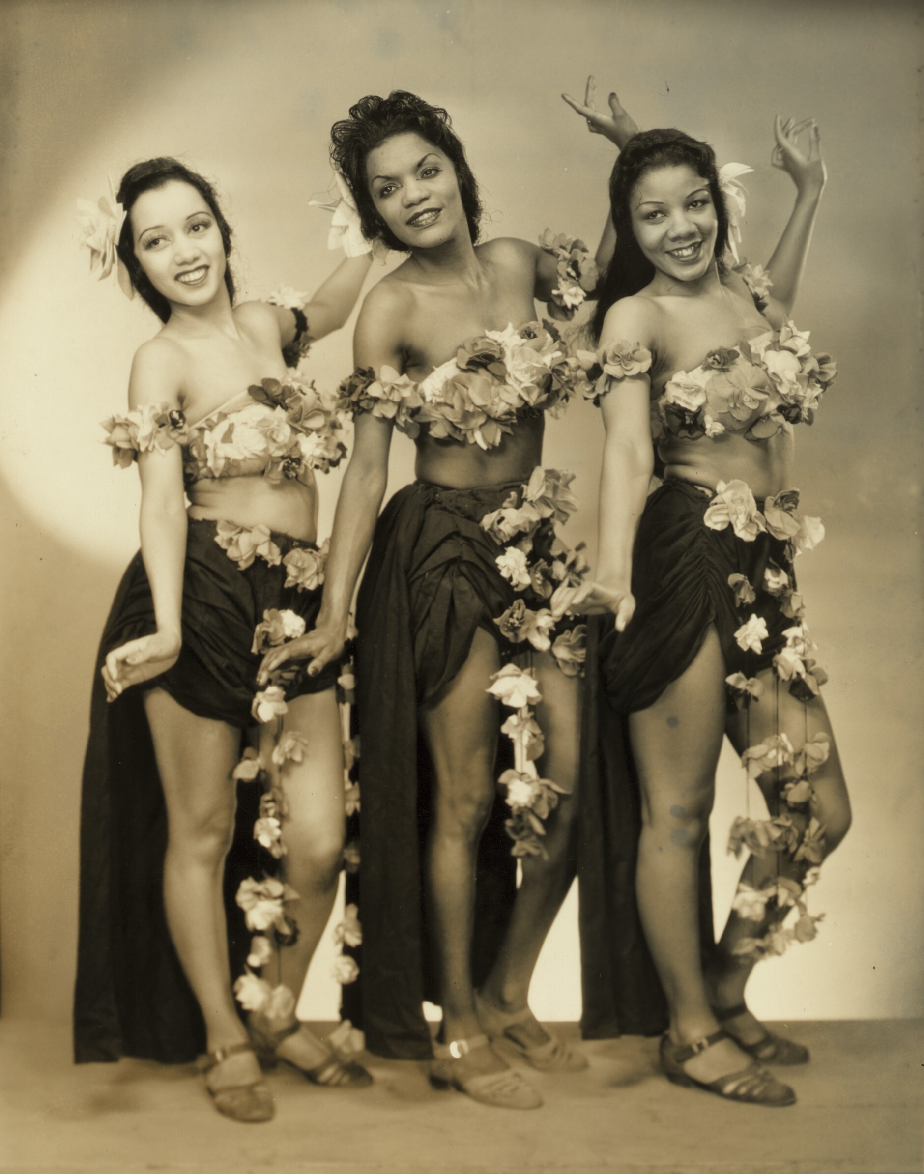 Рекламная фотография актрис в роли трёх служанок из постановки Микадо, 1939