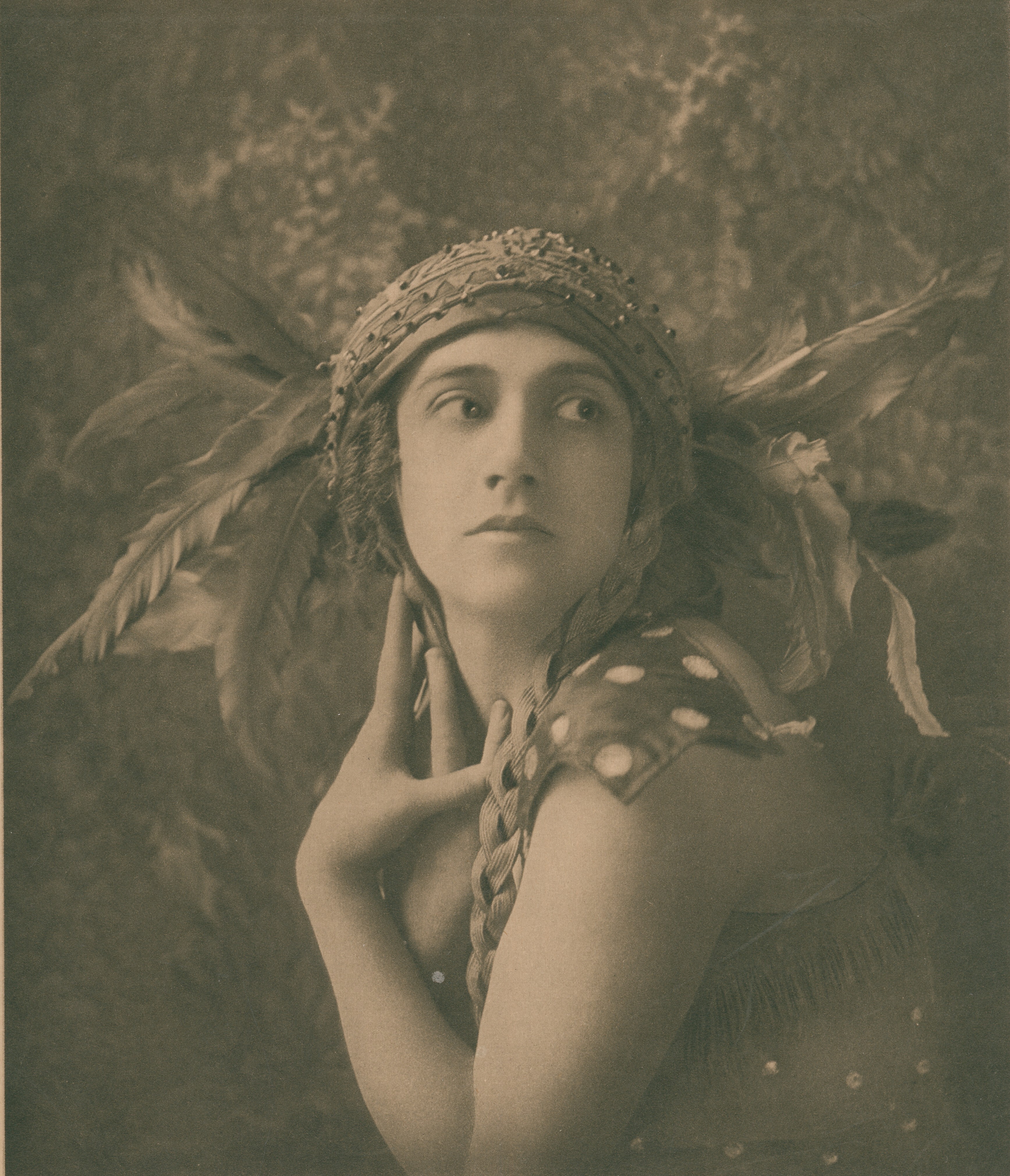 Тамара Карсавина в балете Жар-птица, ок. 1911. Фотограф Underwood and Underwood