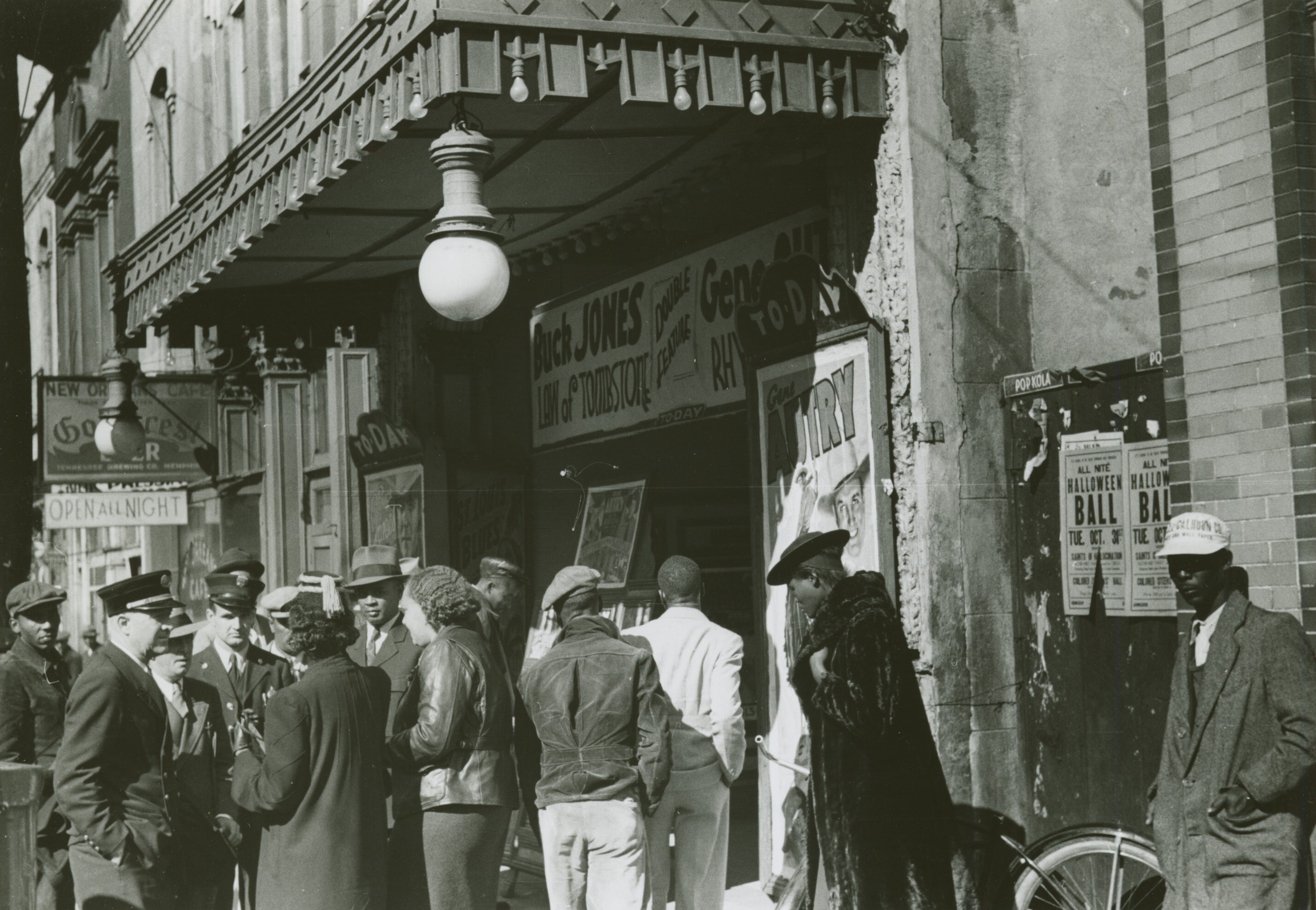 Вход в кинотеатр на Бил-стрит в Мемфисе, Теннесси, 1939. Фотограф Мэрион Пост Уолкотт