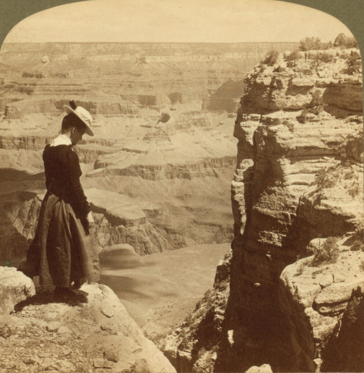 Взгляд в зияющую пропасть. Большой каньон, Аризона, ок. 1902. Фотограф Underwood and Underwood