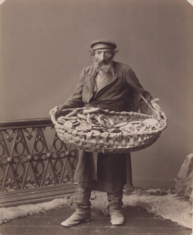 Еврей, разносчик бубликов, 1890 – 1900. Фотограф Кондрацкий Павел Моисеевич 