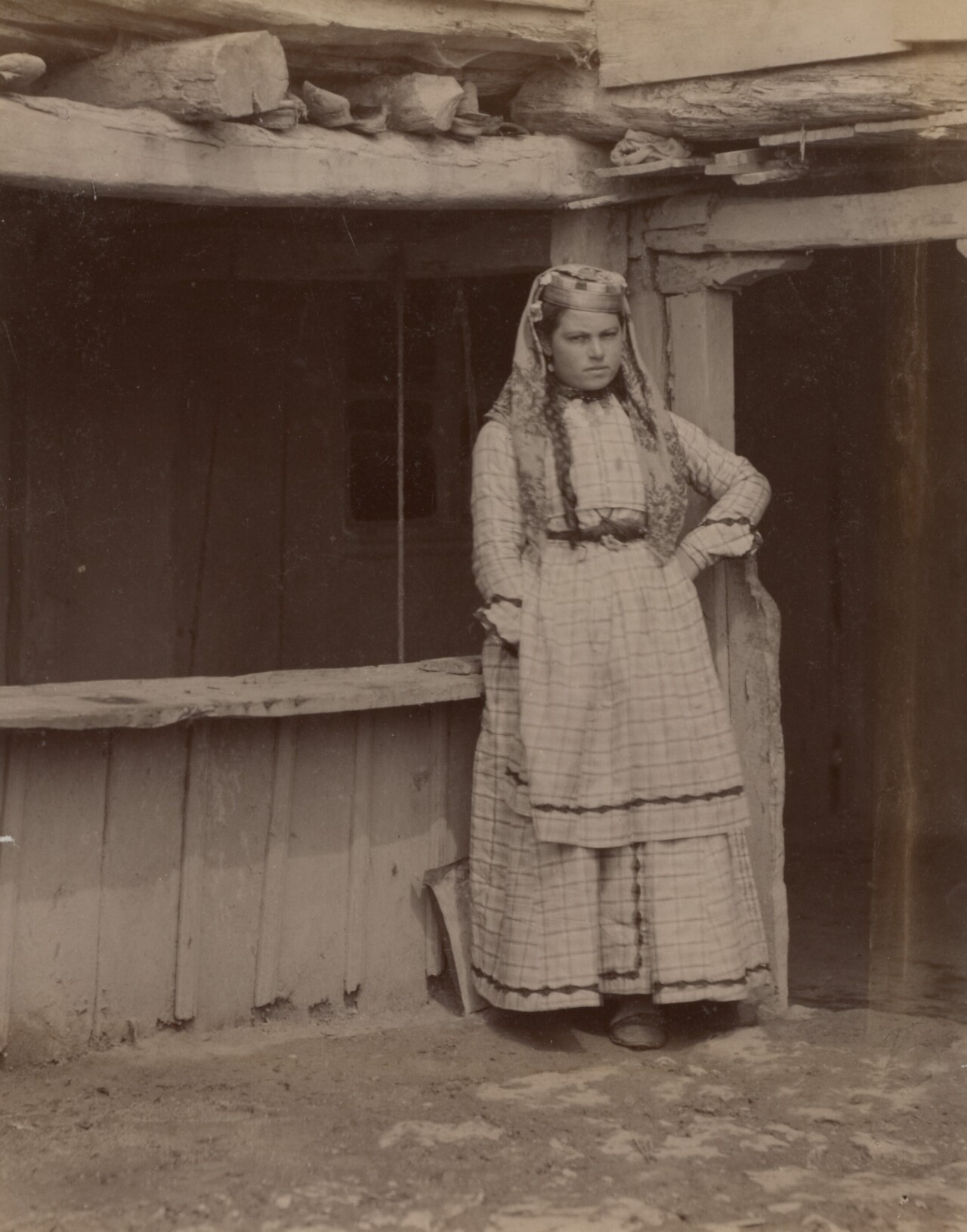 Женщина в национальном костюме, 1885. Из коллекции «Крым: альбом фотографий»