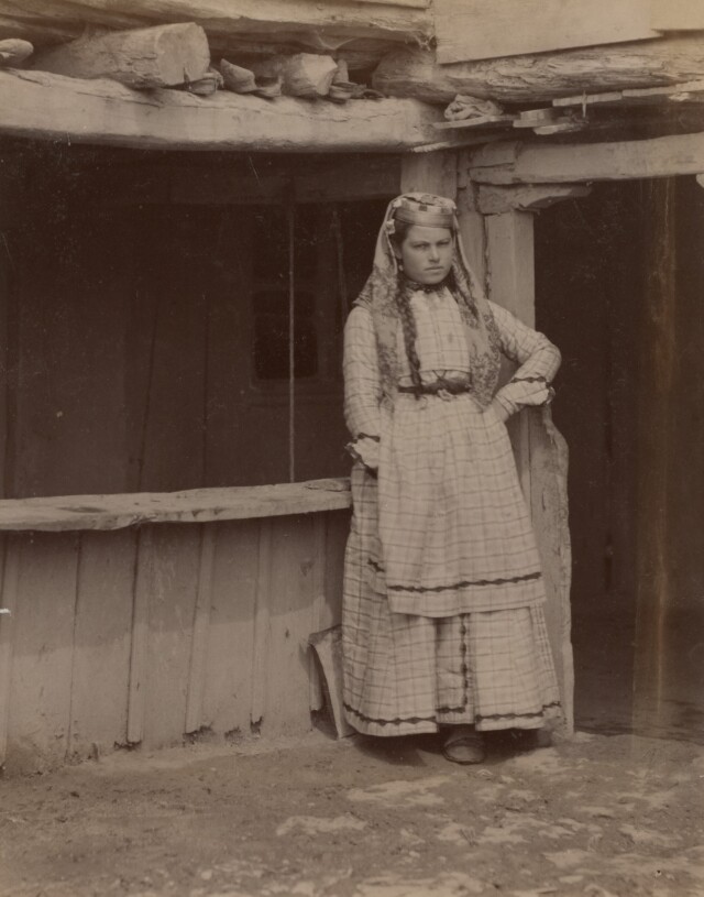 Женщина в национальном костюме, 1885. Из коллекции Крым: альбом фотографий