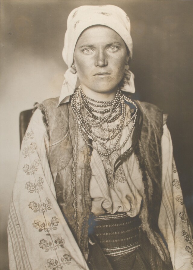 Русинская женщина. Иммиграционный пункт острова Эллис, Нью-Йорк, 1906. Фотограф Август Ф. Шерман