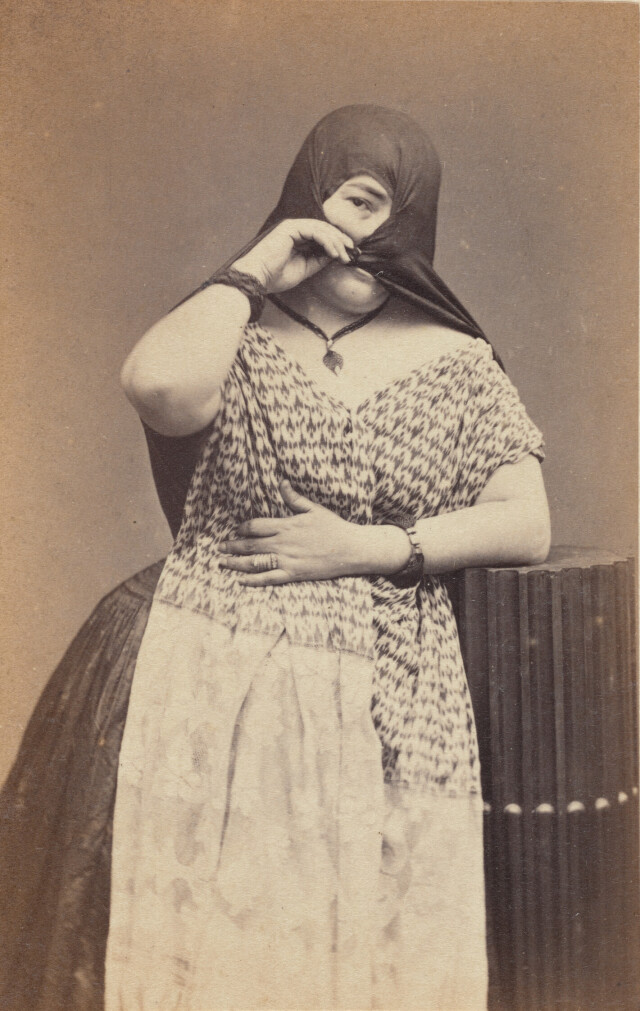 Студийный портрет перуанки, 1860 – 1880. Фотограф Courret Hermanos