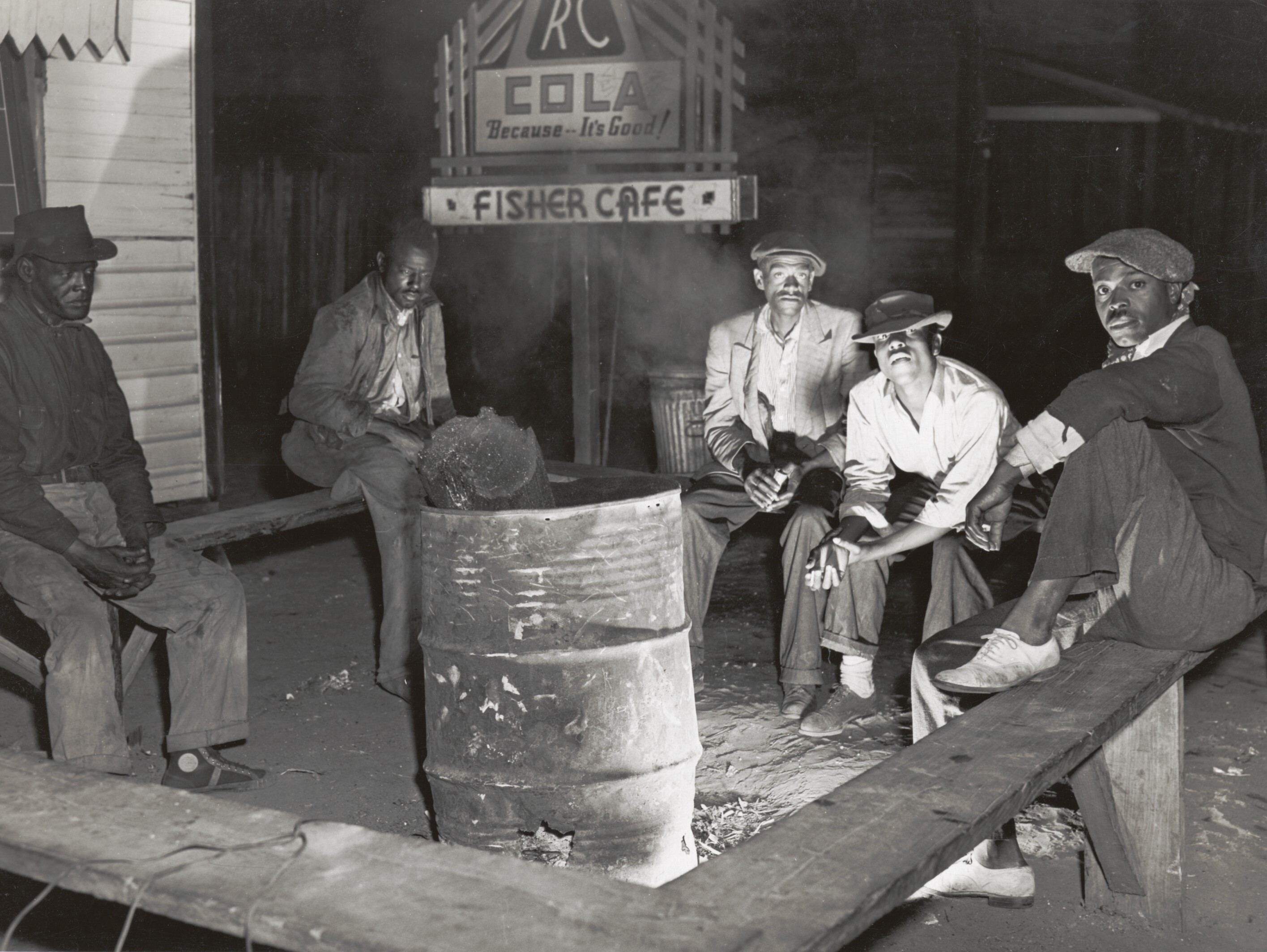 Рабочие у костра субботним вечером в негритянском квартале. Бель-Глэйд, Флорида, 1941. Фотограф Мэрион Пост Уолкотт