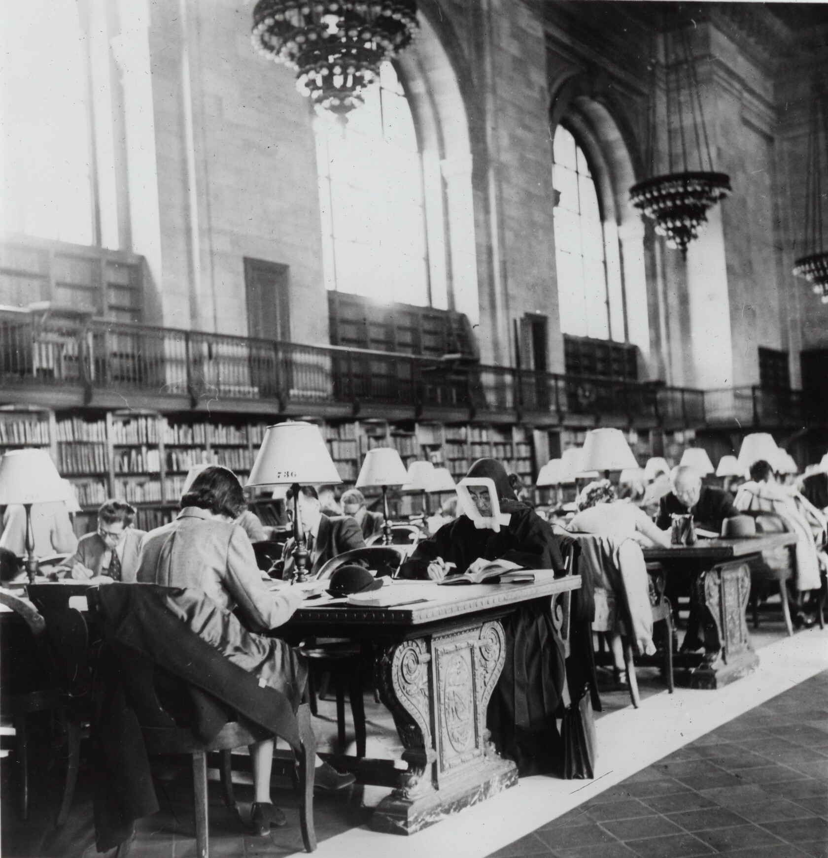 В главном читальном зале Нью-Йоркской публичной библиотеки, 1952