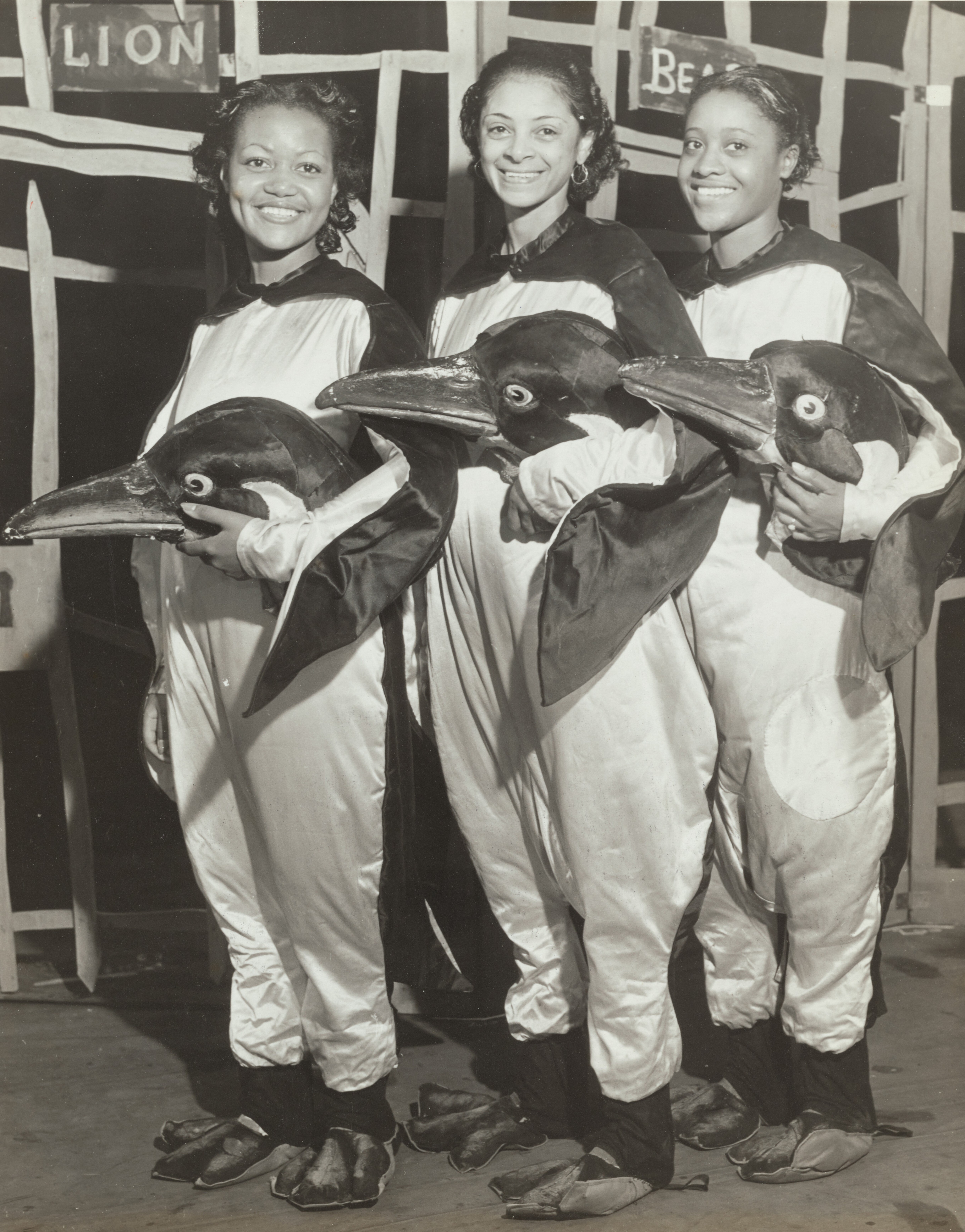 Дороти Джонс, Либби Робинсон и Рут Мур в костюмах пингвинов, 1937