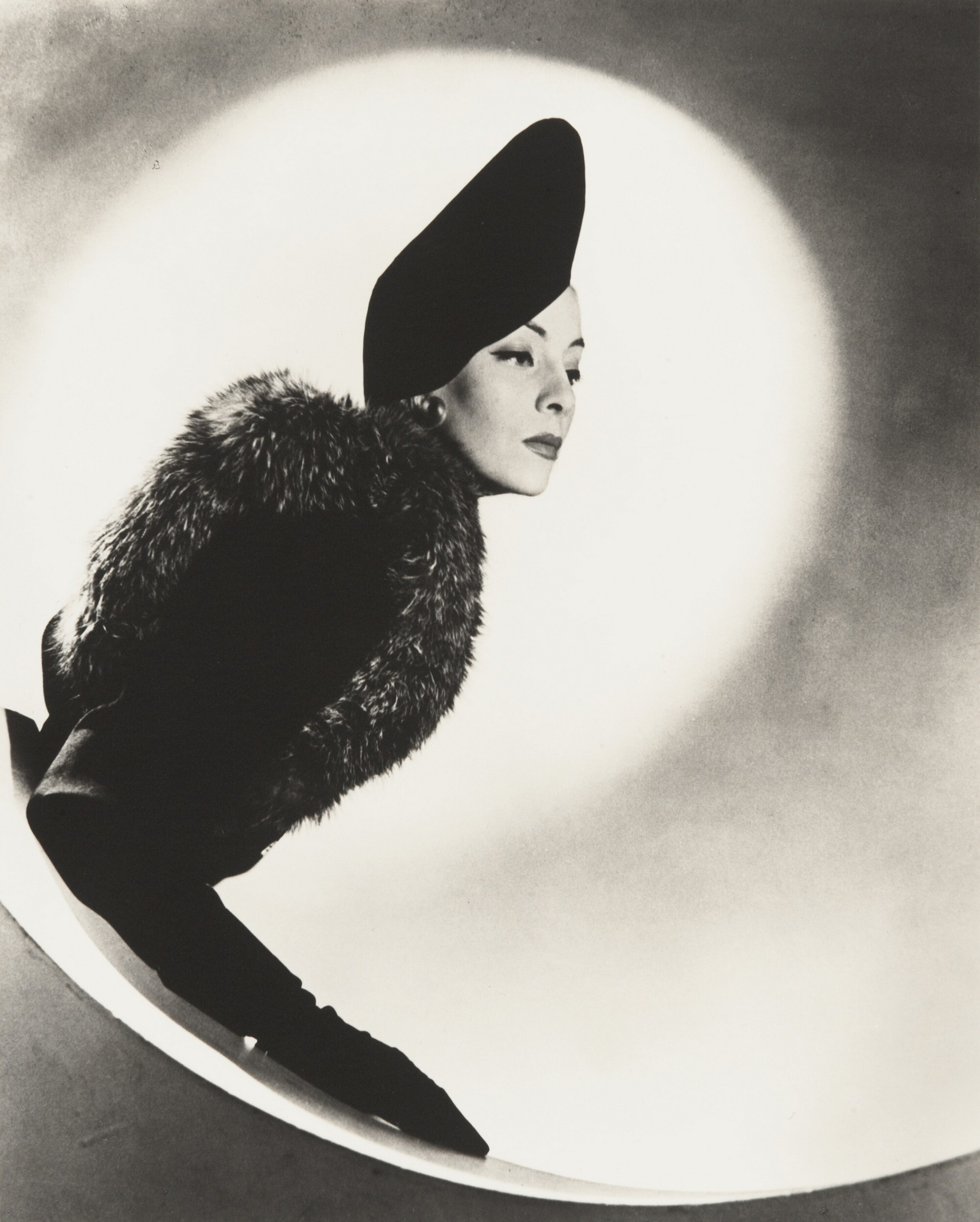 Хелен Беннетт в берете Schiaparelli, 1937. Фотограф Хорст П. Хорст