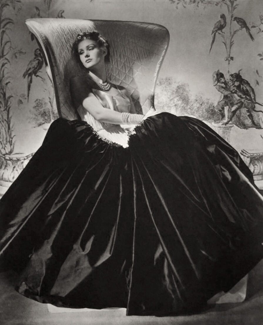 Чёрное атласное платье, 1938. Фотограф Хорст П. Хорст
