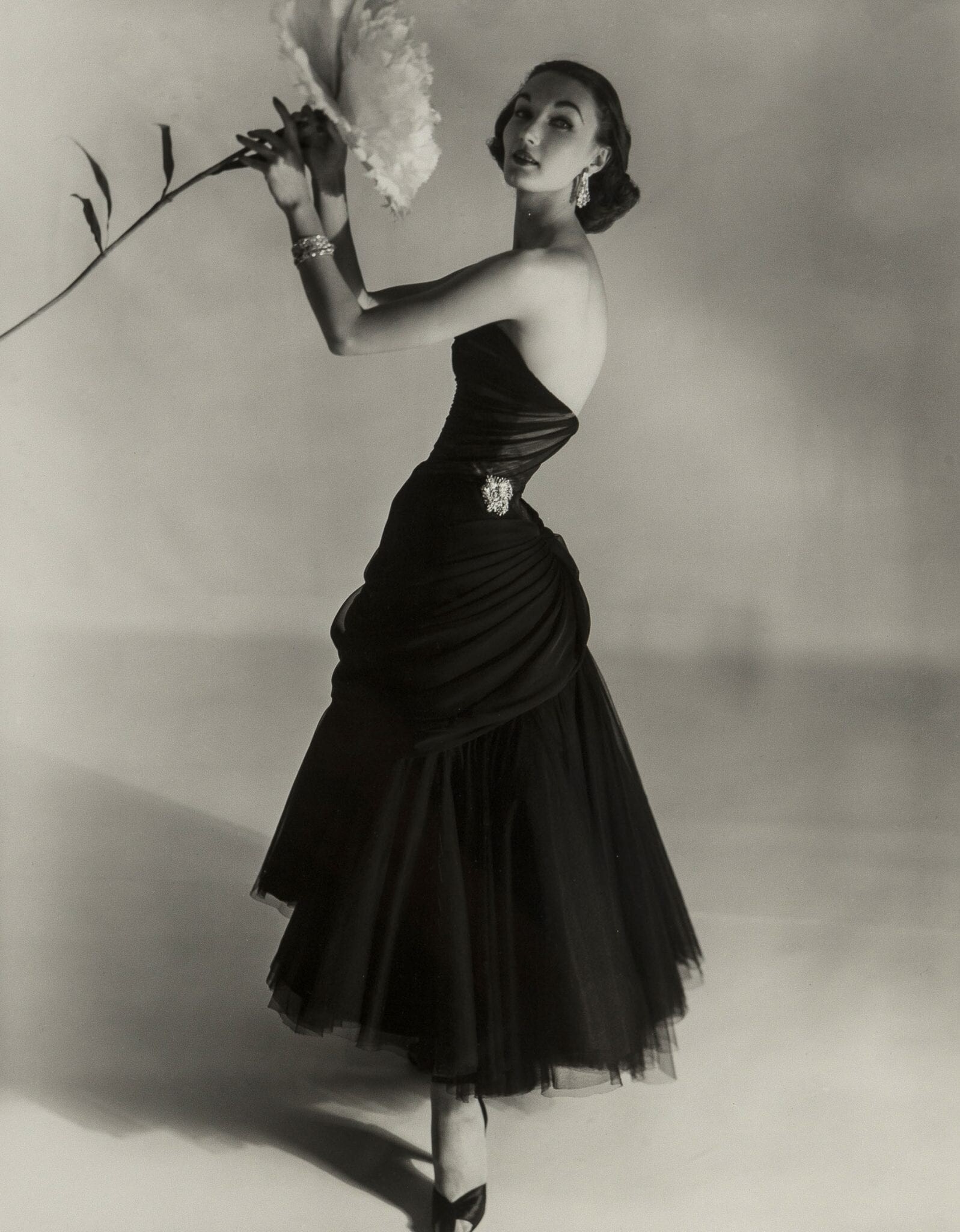 Эвелин Трипп с цветком, 1951. Фотограф Хорст П. Хорст