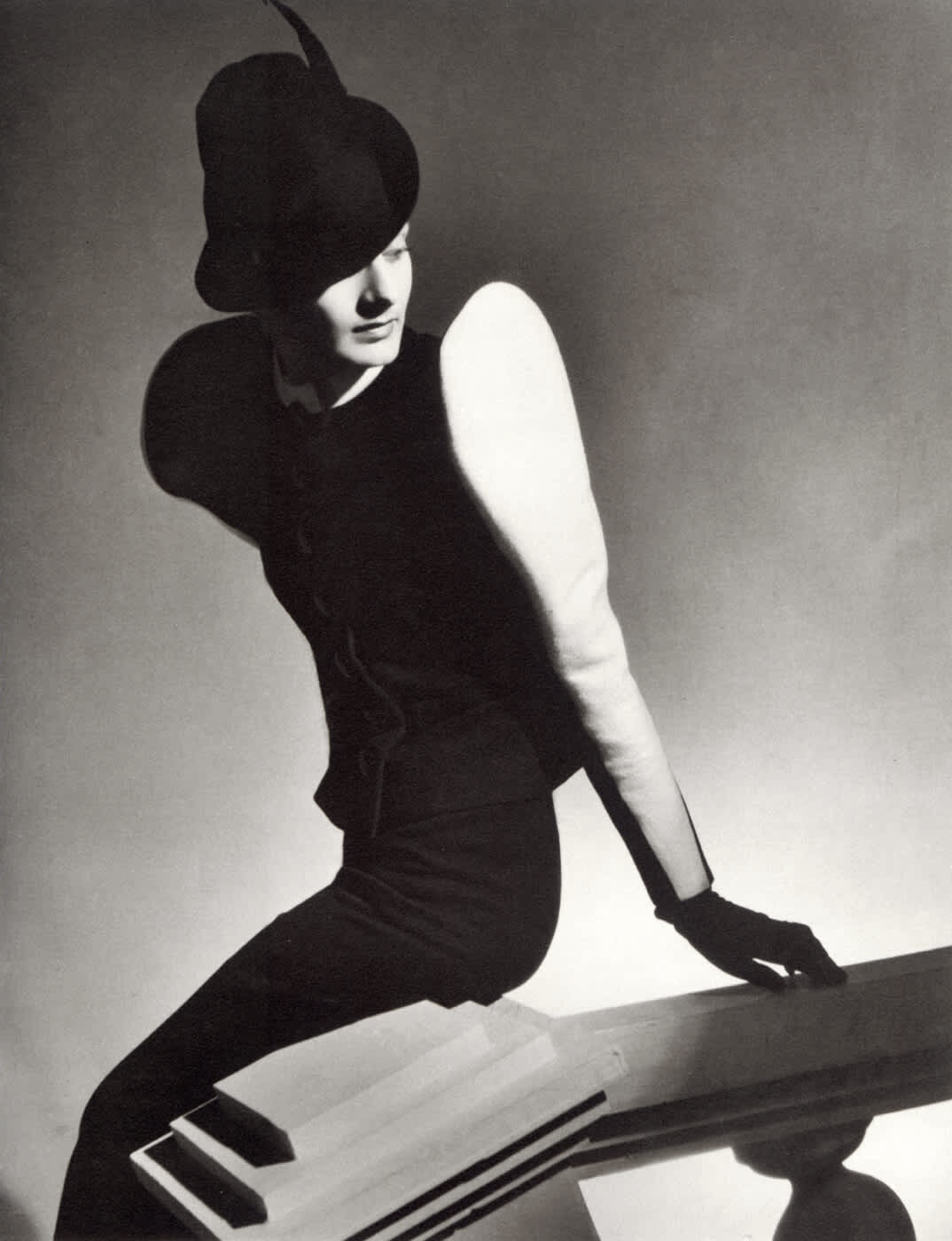 Белый рукав, 1936. Фотограф Хорст П. Хорст