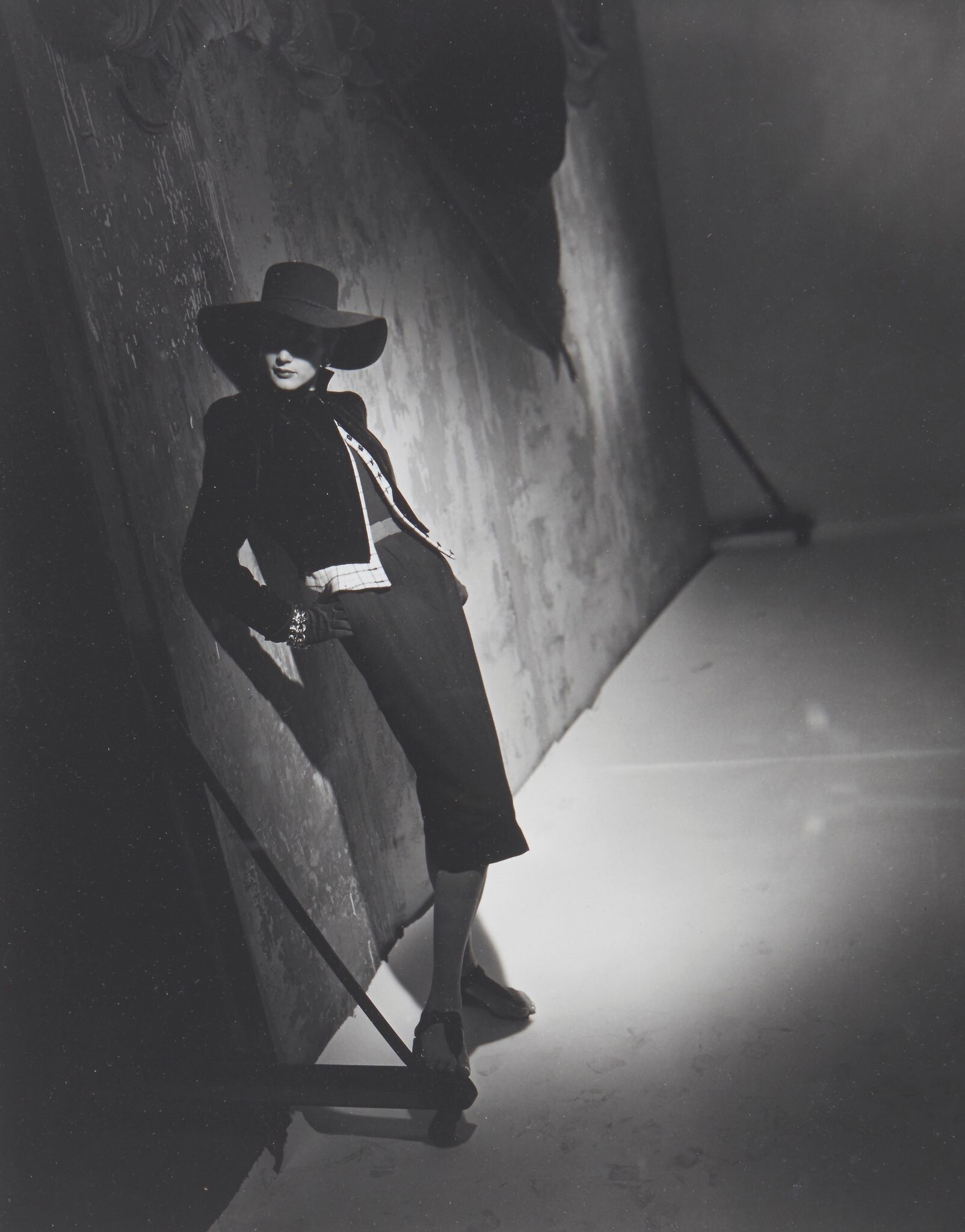 В тени, 1940-е. Фотограф Хорст П. Хорст