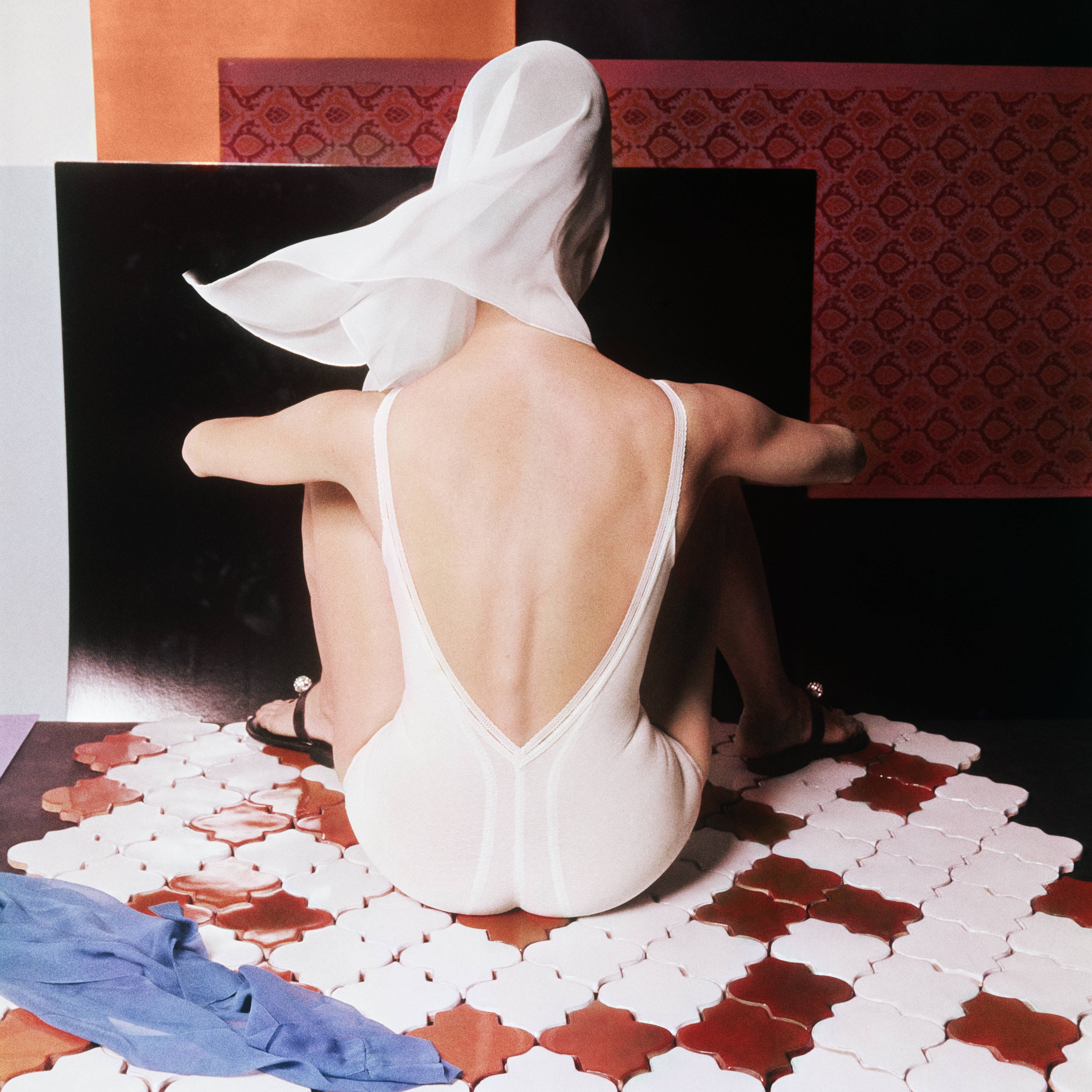 Белое нижнее бельё на французской керамической плитке, 1963. Фотограф Хорст П. Хорст