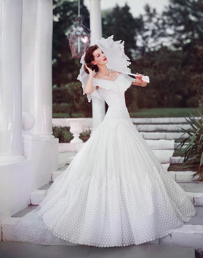 Модель в белом платье с зонтиком. Фотограф Хорст П. Хорст