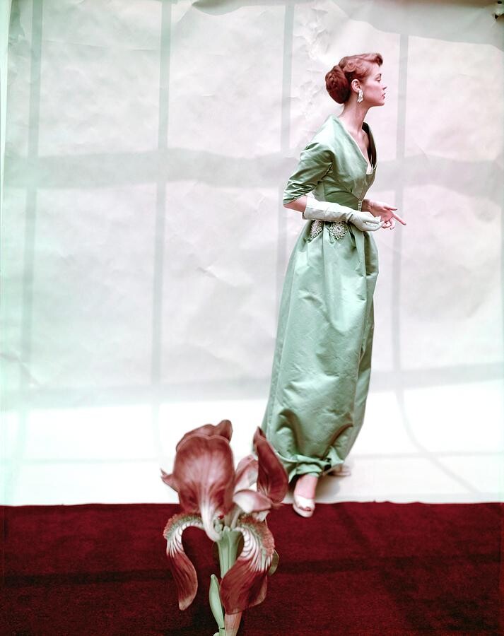 Модель в платье от Хэтти Карнеги, 1948. Фотограф Хорст П. Хорст