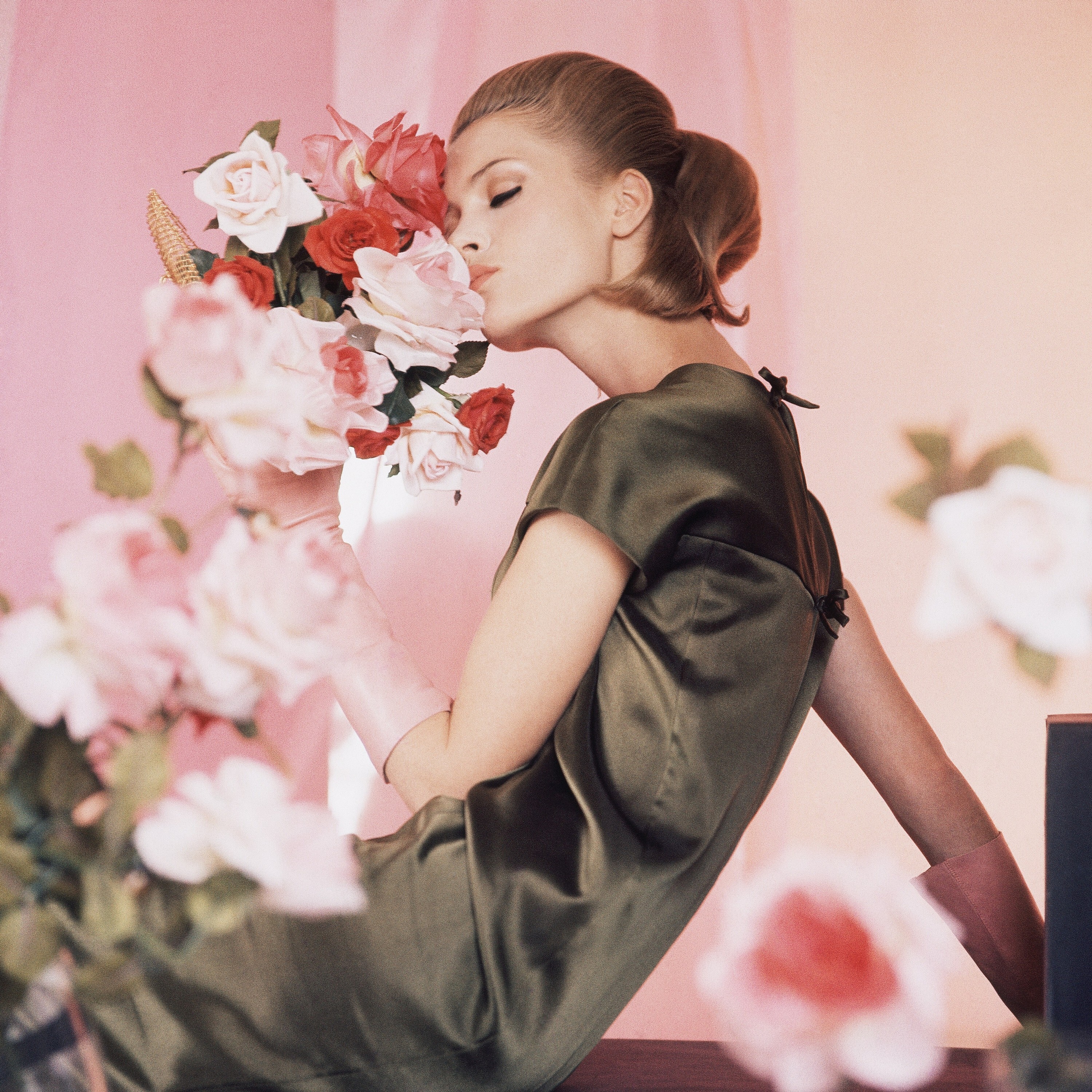 Модель с розами, 1963. Фотограф Хорст П. Хорст