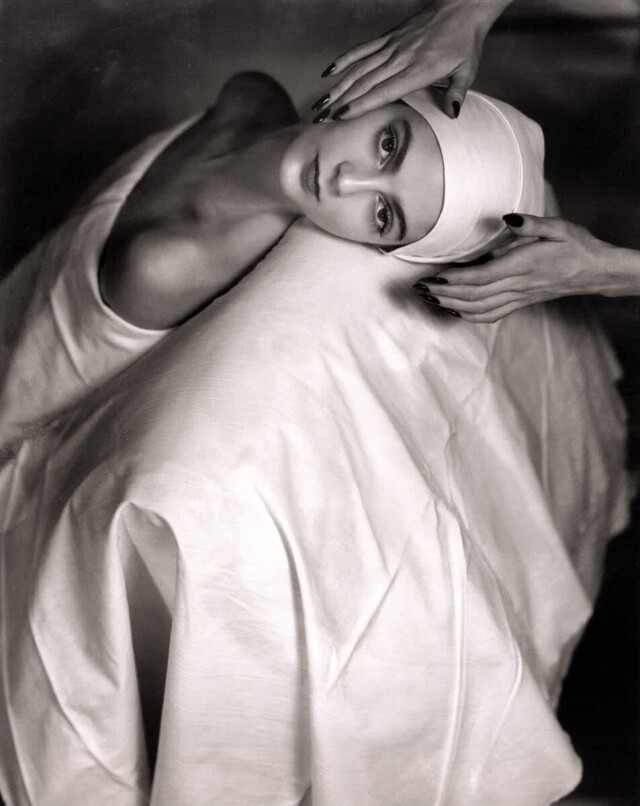 Массаж лица Кармен, 1946. Фотограф Хорст П. Хорст