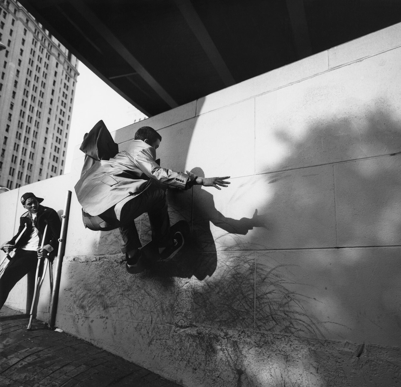 Колеса на стене – Боль, примерно 1994 год. Фотограф Давиде Сорренти