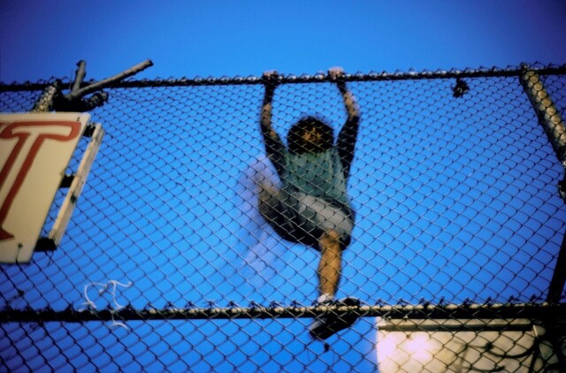 На заборе, Джейсон, примерно 1994 год. Фотогаф Давиде Сорренти