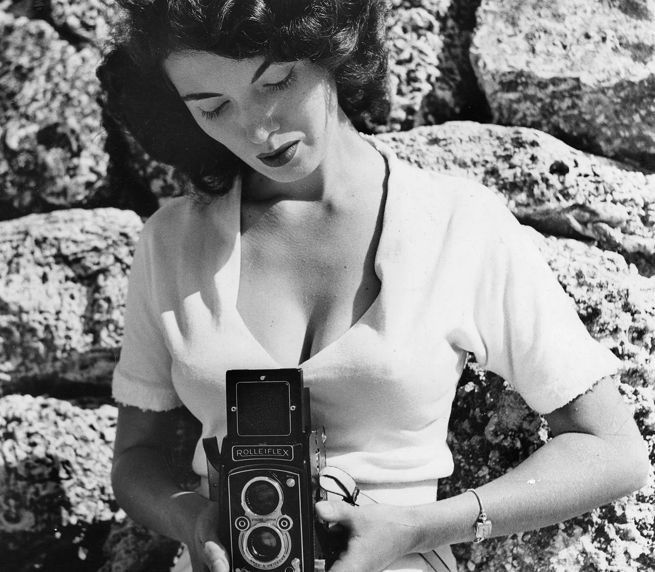 Банни Йеджер со своей фотокамерой Rolleiflex