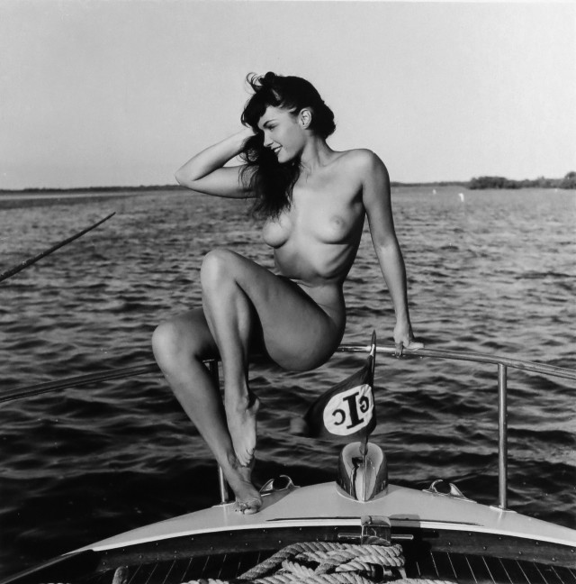 Бетти Пейдж на парусной лодке, 1954. Банни Йеджер