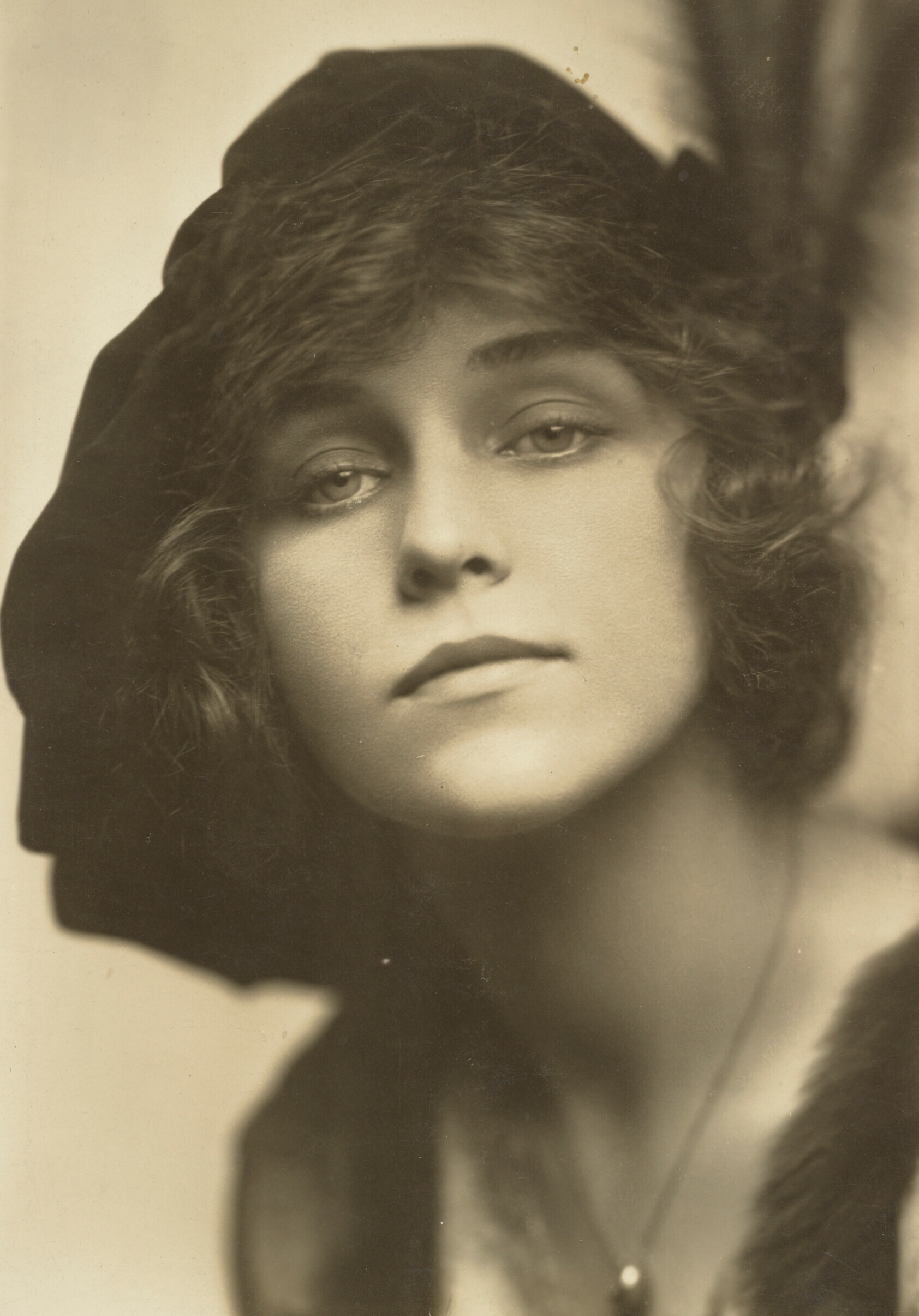 Портрет молодой женщины, Нью-Йорк, 1910-е. Фотограф Фрэнк С. Бэнгс ...