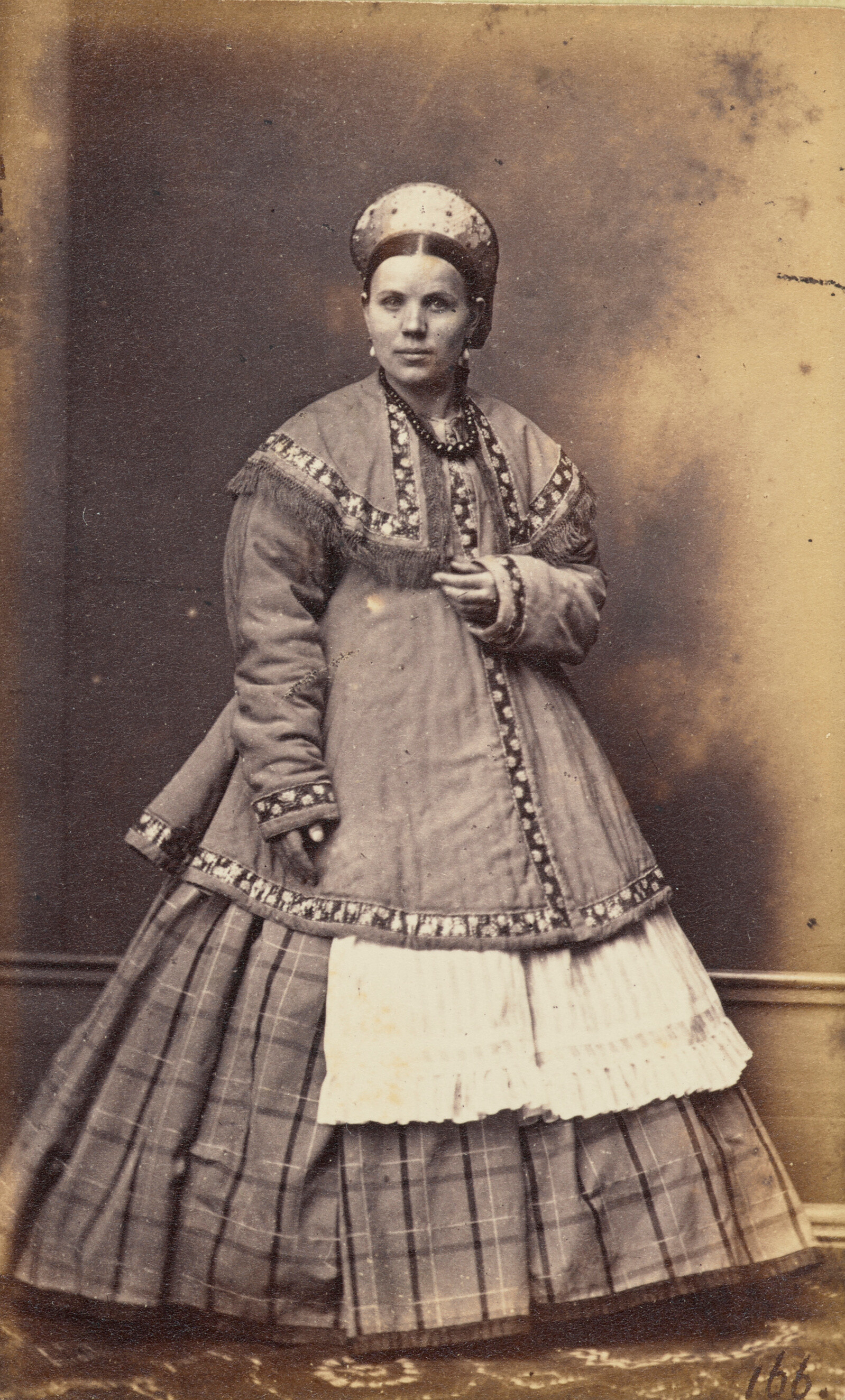 Женщина в кокошнике. Россия, 1860–1870. Фотограф Вильям Каррик