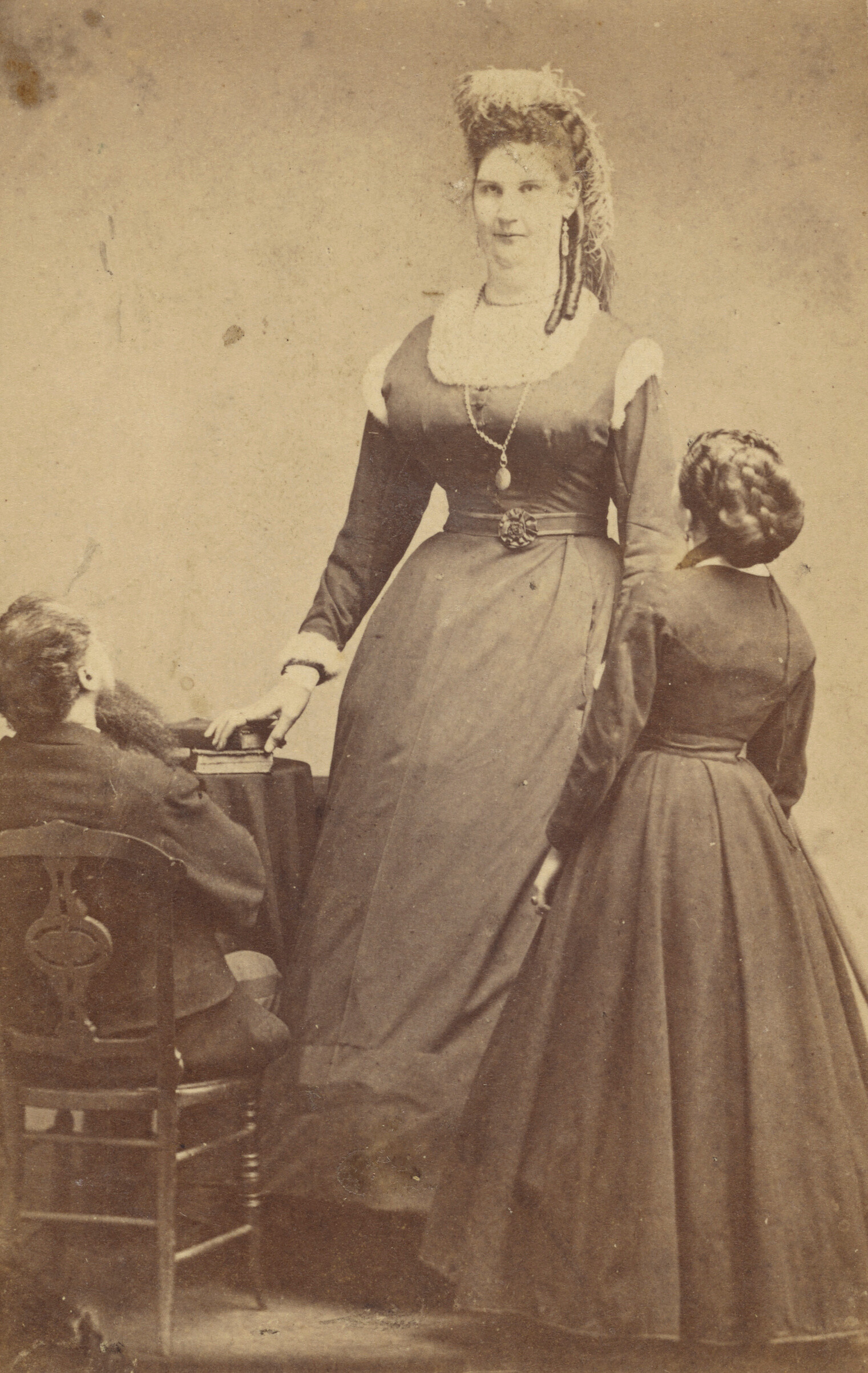 Анна Свон (рост почти 243 см) с двумя людьми среднего роста, 1865–1870. Фотограф Edward and Henry T. Anthony and Co