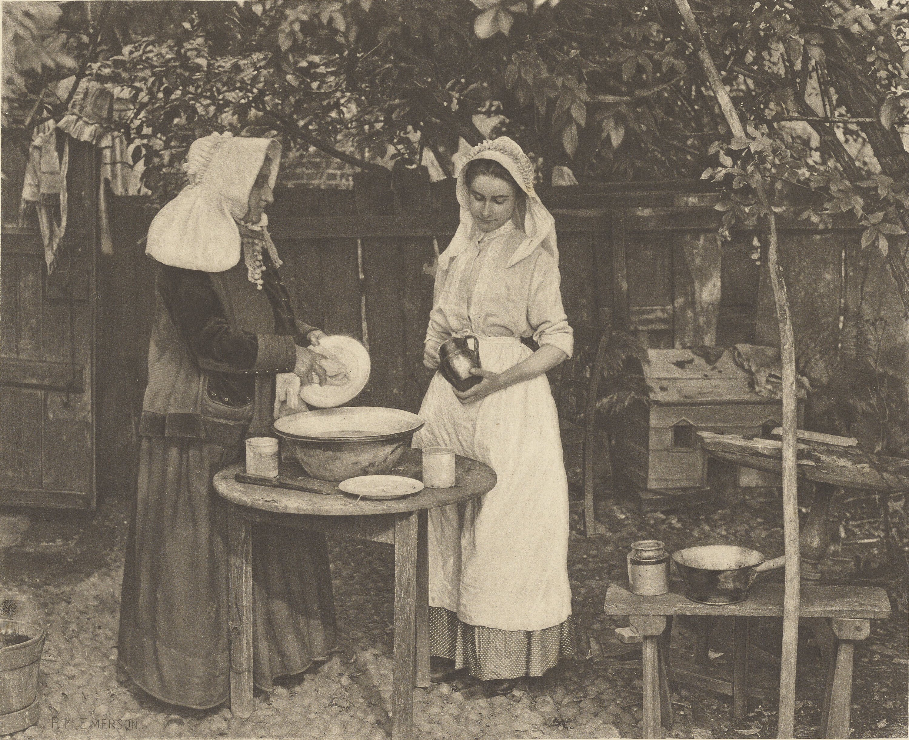 Мытьё посуды. Лондон, Англия, 1887. Фотограф Питер Генри Эмерсон