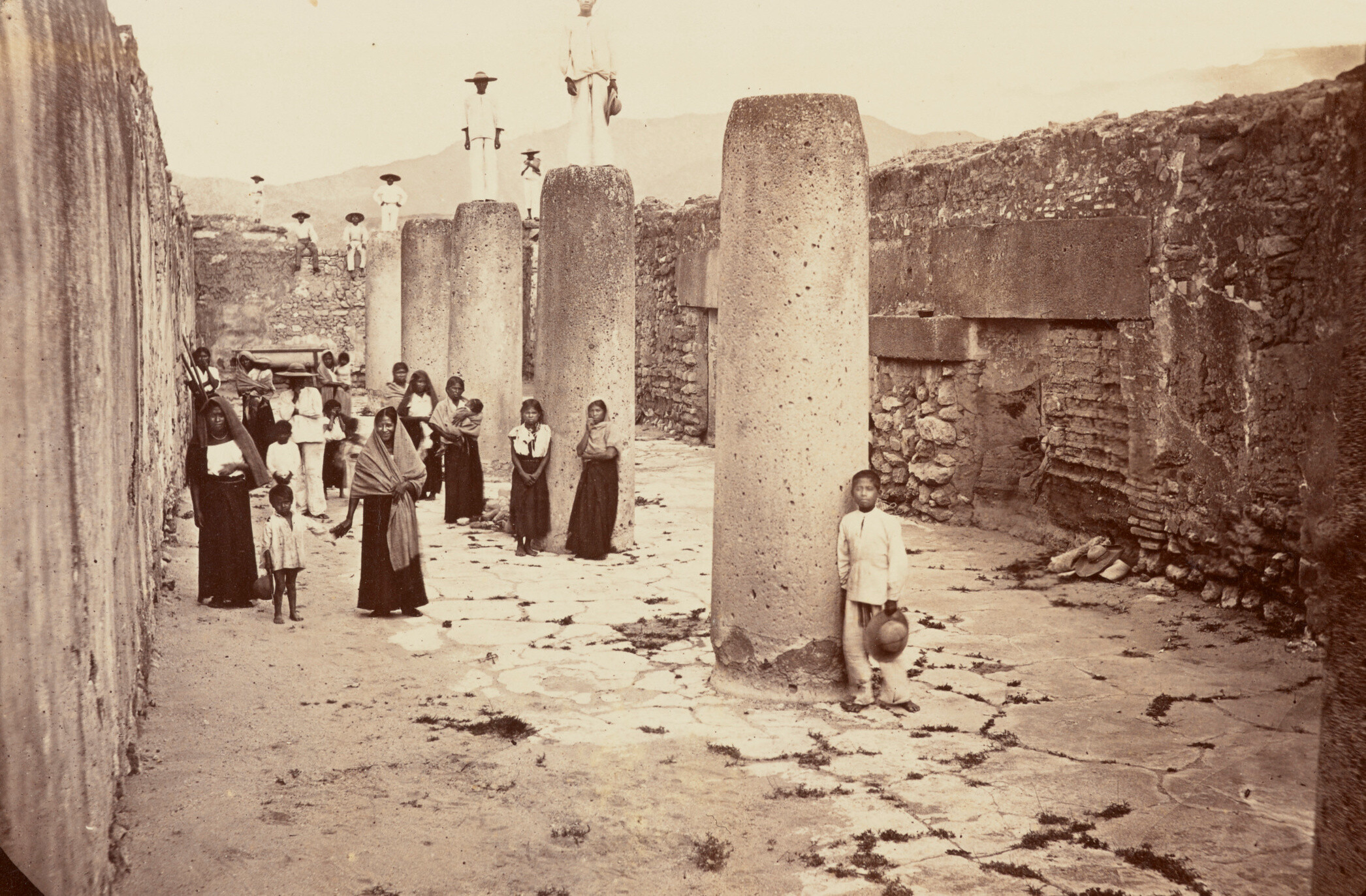Колонный зал у руин Митлы, Мексика, 1875. Фотограф Эмилио Хербругер