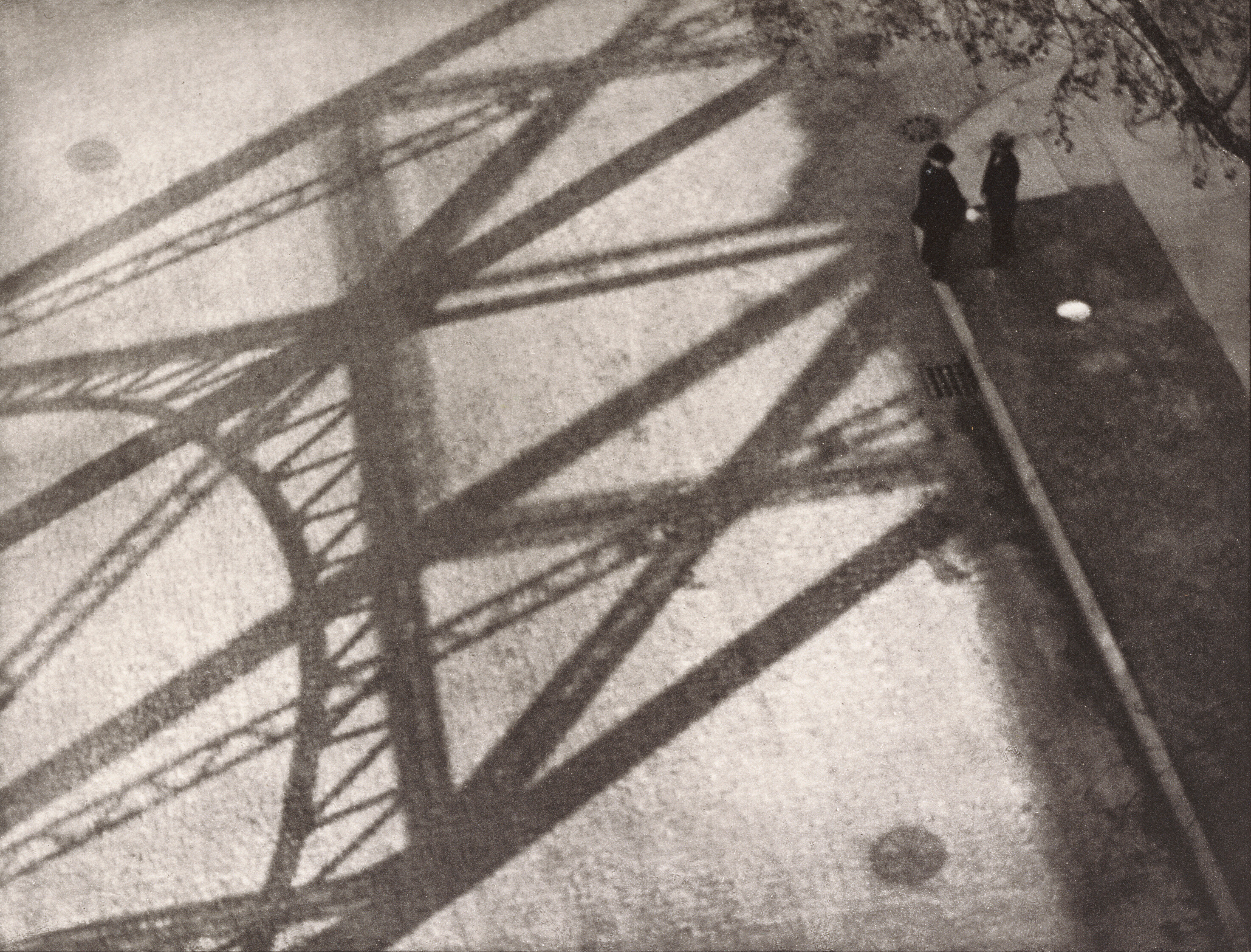 В тени моста, Нью-Йорк, 1916. Фотограф Пол Стренд