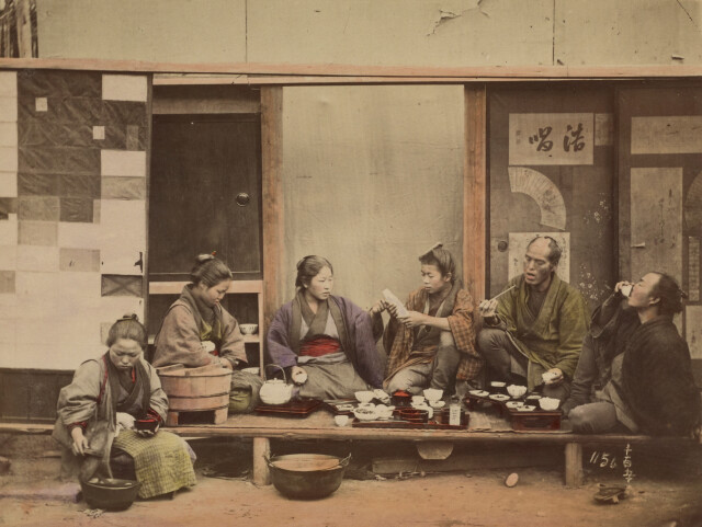 Распитие саке. Япония, 1873–1883. Фотограф Шиничи Судзуки