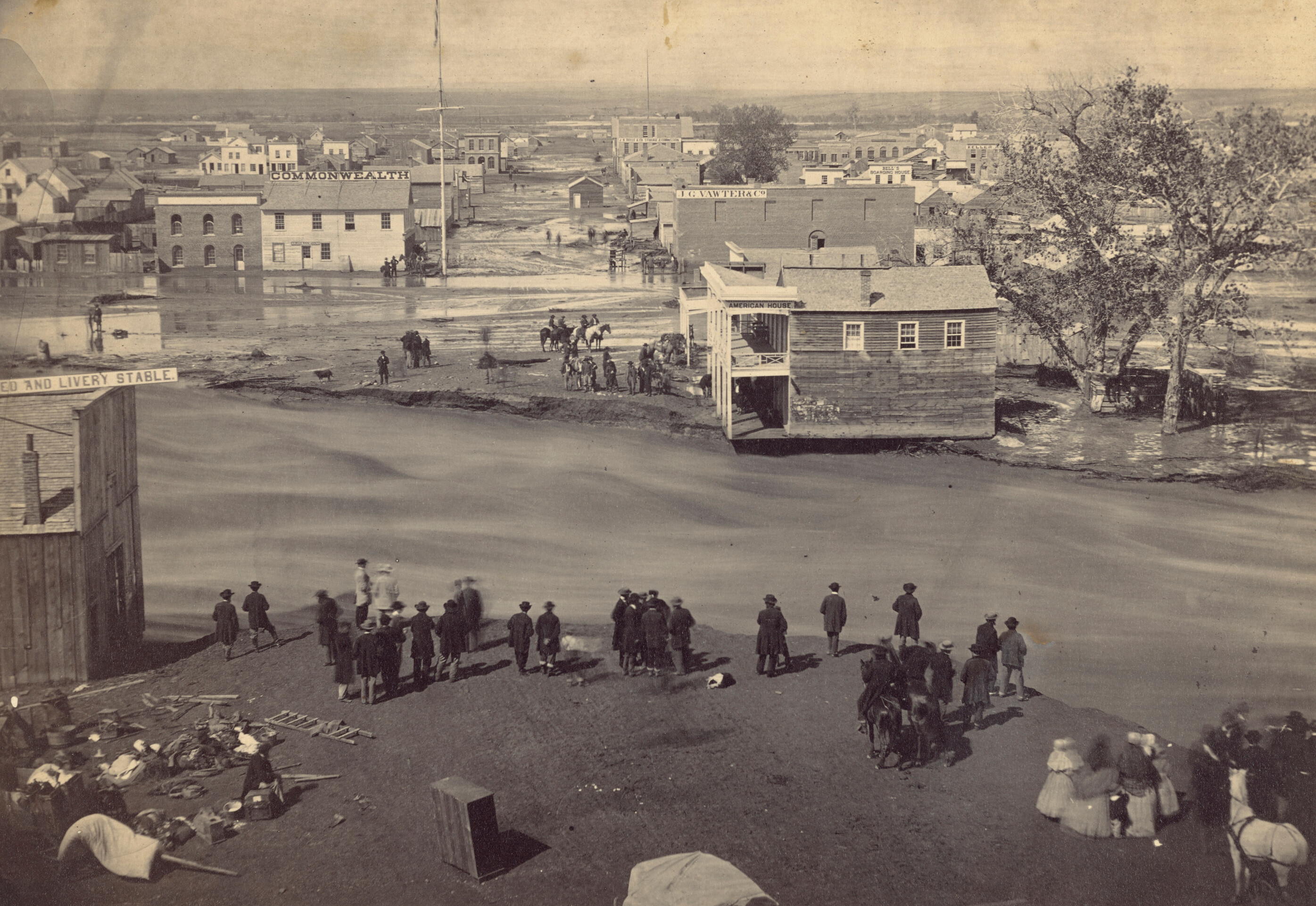 Затопление в городе. Толпа возле платной конюшни в Денвере, Колорадо, 1864. Фотограф Джордж Д. Уэйкли