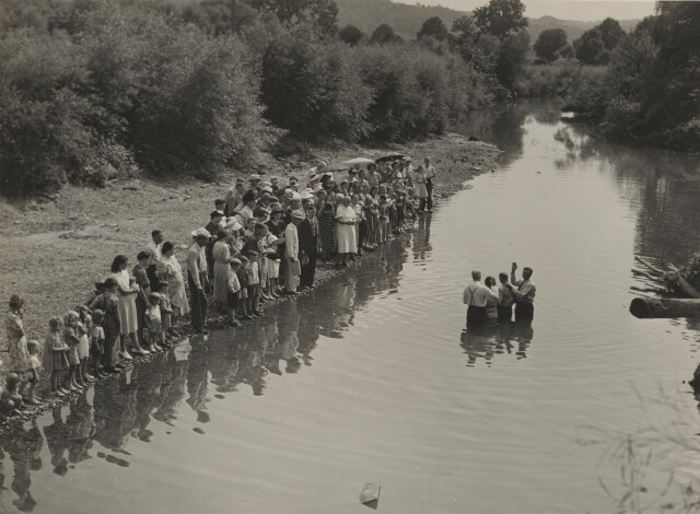 Члены баптистской церкви на крещении в реке. Кентукки, 1940. Фотограф Мэрион Пост Уолкотт