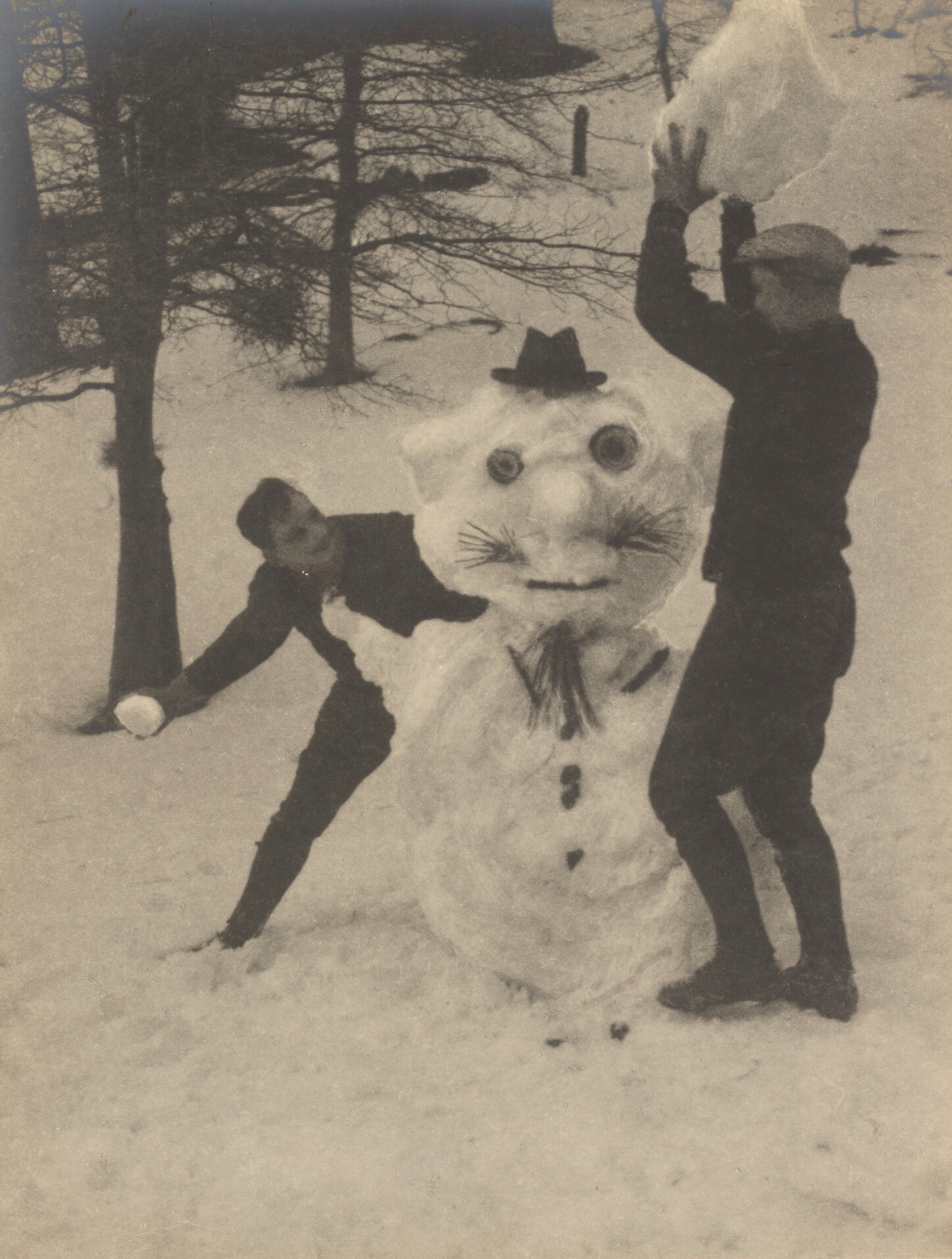 Снеговик, 1924. Фотограф Луи Флекенштейн