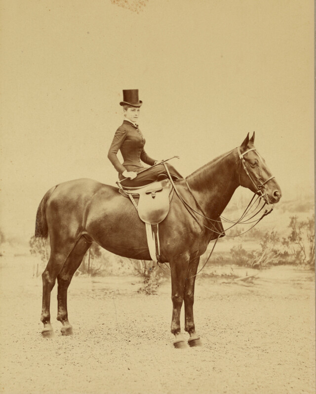 Женщина верхом на лошади, ок. 1880. Фотограф предположительно Луи-Жан Делтон