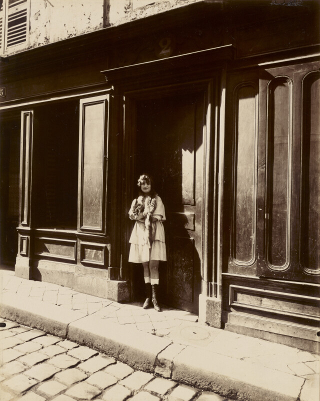 Женщина в дверях борделя. Версаль, Франция, 1921. Фотограф Эжен Атже