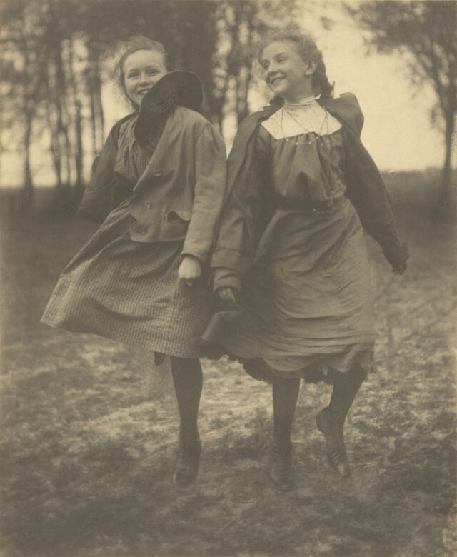 Улыбающиеся девушки, ок. 1903. Фотограф Луи Флекенштейн