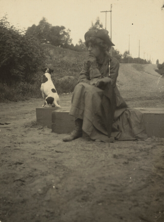 Женщина с собакой, 1907–1943. Фотограф Луи Флекенштейн