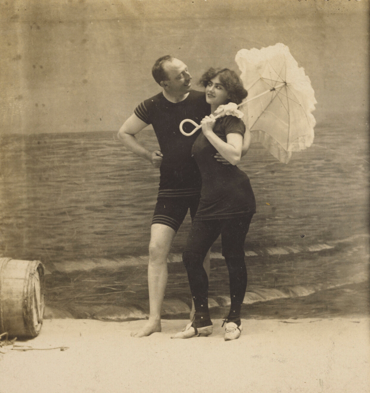 Пара в купальниках позирует на пляже, 1870-е. Фотограф Climax View Co