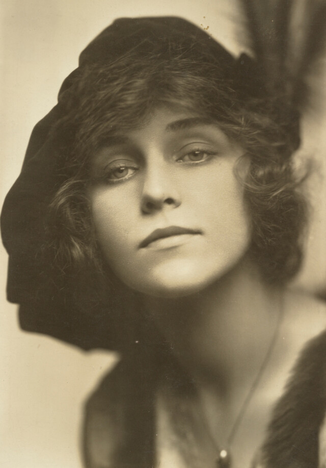 Портрет молодой женщины, Нью-Йорк, 1910-е. Фотограф Фрэнк С. Бэнгс