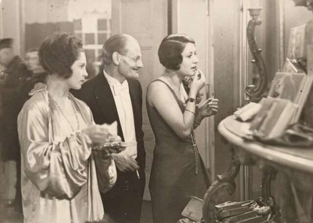 Две женщины и мужчина. Берлин, ок. 1928. Фотограф Эрих Заломон