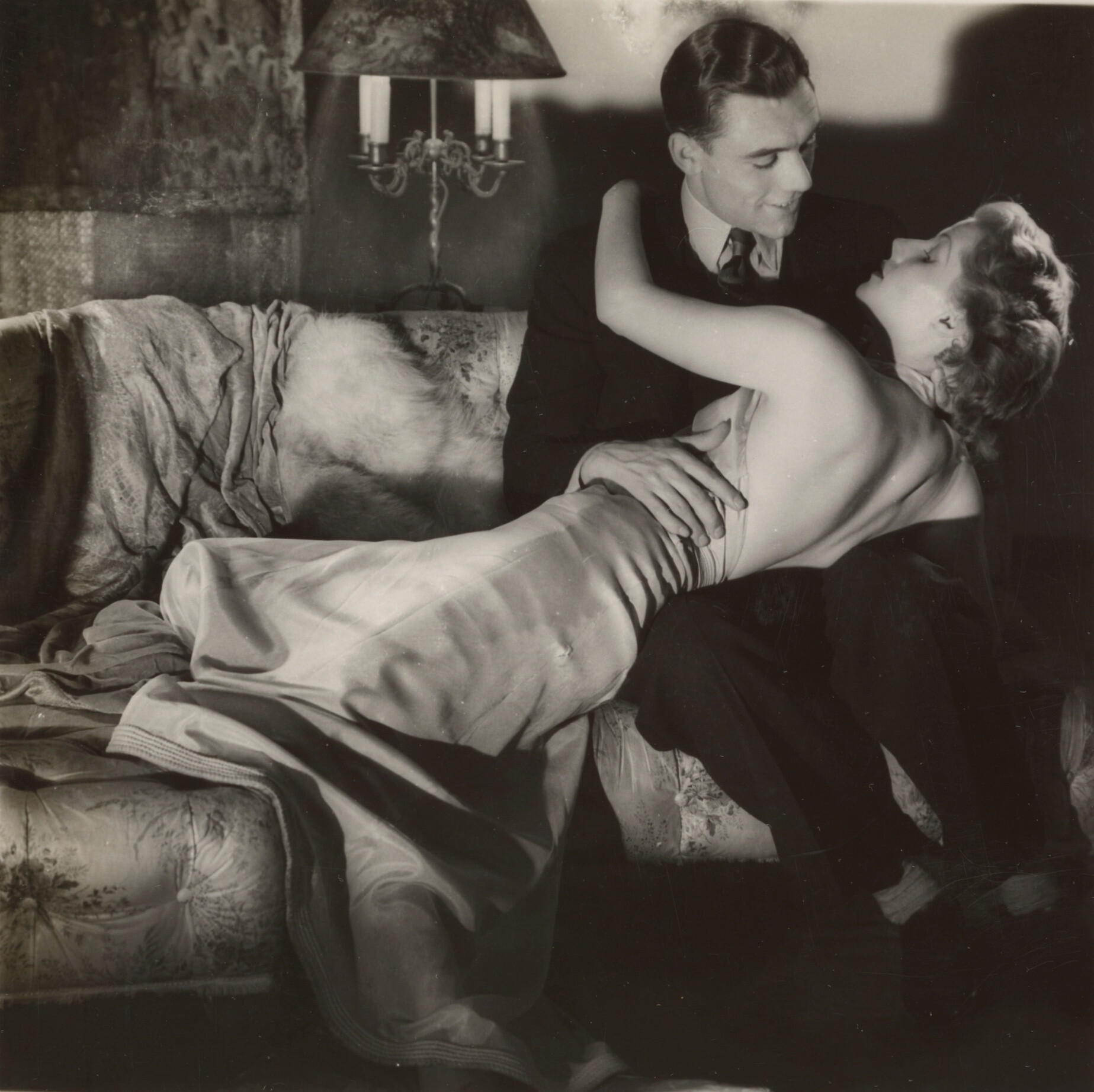 Мужчина и женщина обнимаются, 1931–1950. Фотограф Гюнтер Крампф