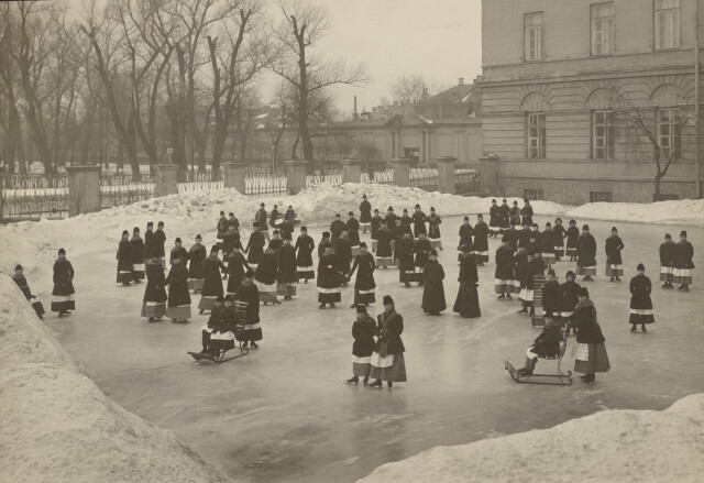 Катание на коньках. Снято до 1917 года. Фотограф Карл Карлович Булла