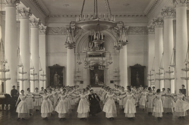 Мазурка. Урок танцев в Смольном институте благородных девиц. Снято до 1917 года. Фотограф Карл Карлович Булла