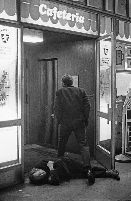Пьяный перед пивным залом, 1972. Фотограф Димитри Сулас
