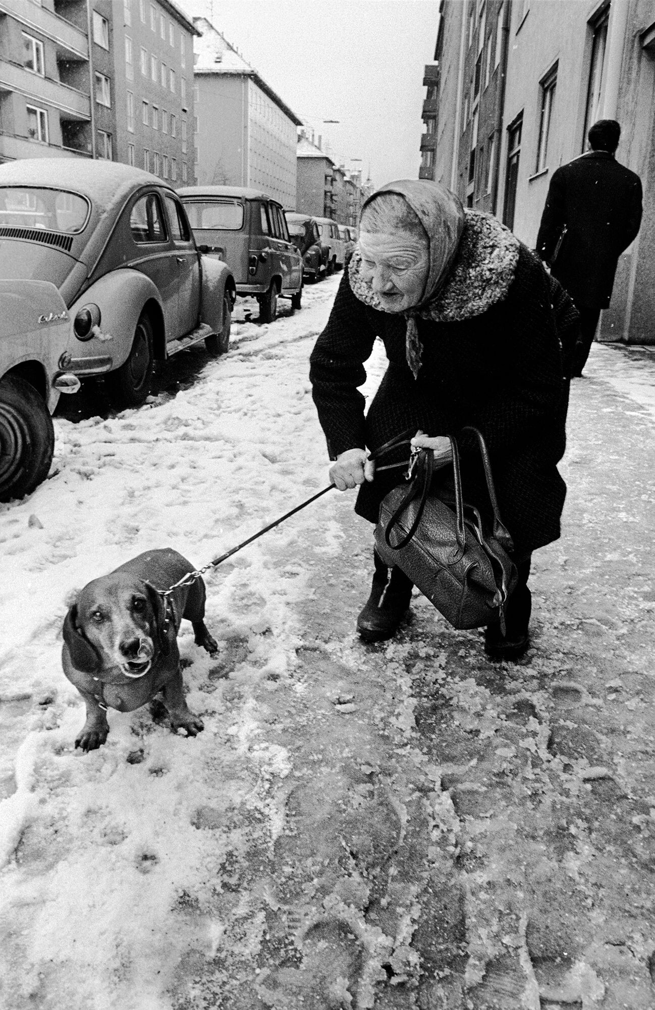 Женщина с собакой на Георгенштрассе, 1971. Фотограф Димитри Сулас