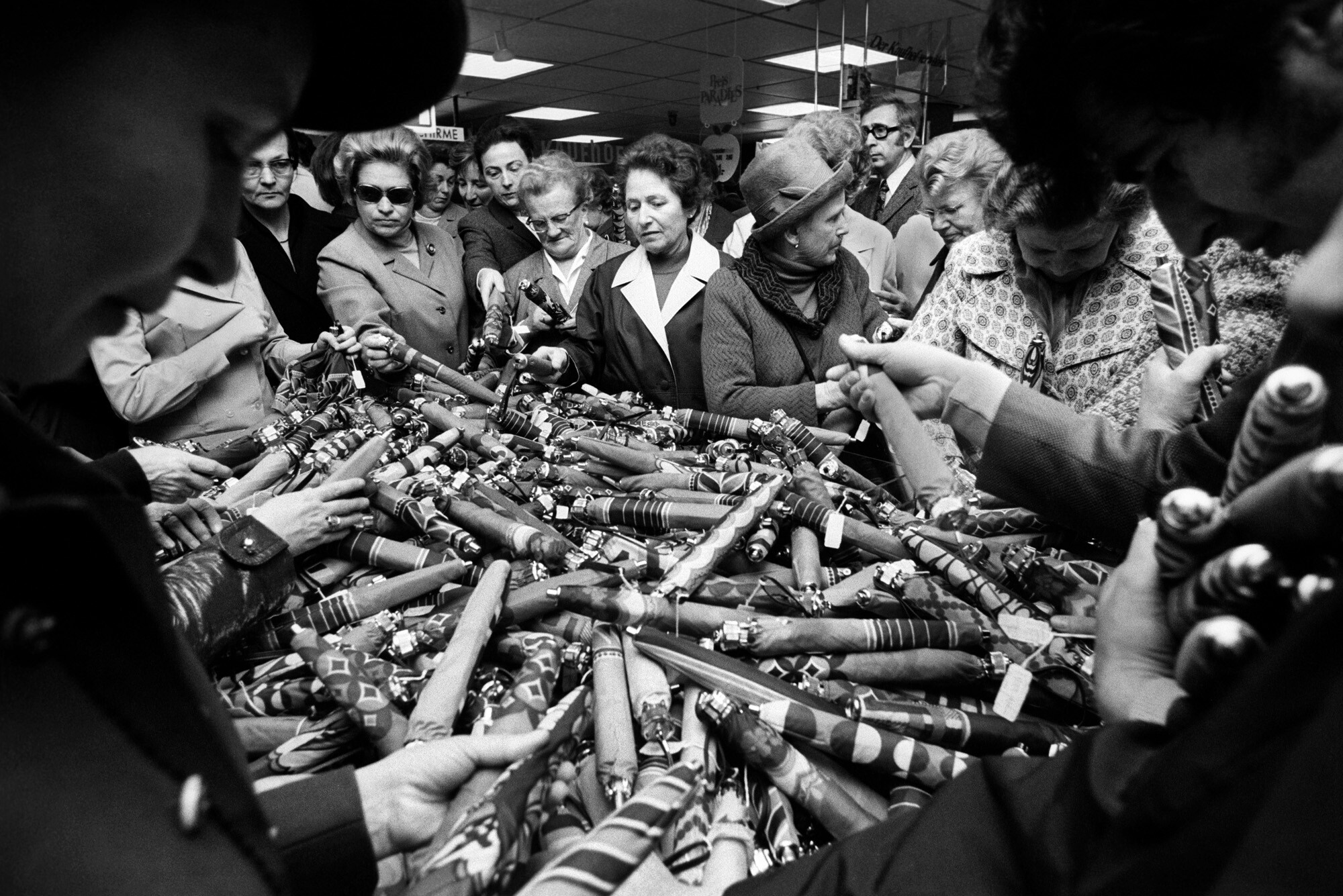 Зимняя распродажа, Мюнхен, 1971. Фотограф Димитри Сулас
